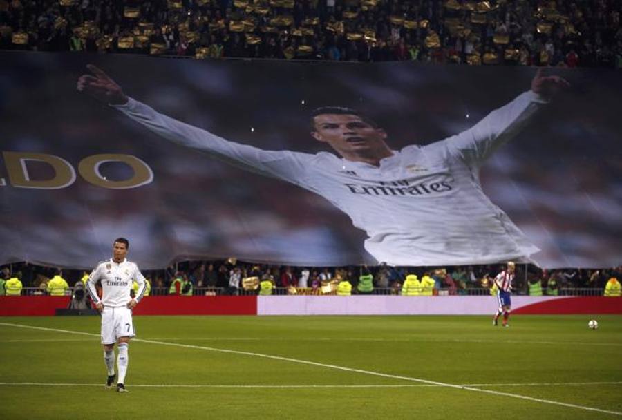 Accoglienza trionfale per Cristiano Ronaldo al Bernabeu: prima del derby con l&#39;Atletico Madrid, ritorno degli ottavi di Coppa del Re, i tifosi blancos hanno salutato con un enorme striscione e un&#39;ovazione CR7. Lui, orgoglioso, ha mostrato il terzo Pallone d&#39;oro appena vinto. Reuters